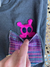 Load image into Gallery viewer, Mamasloom Hubble Pocket T-shirt (Medium)
